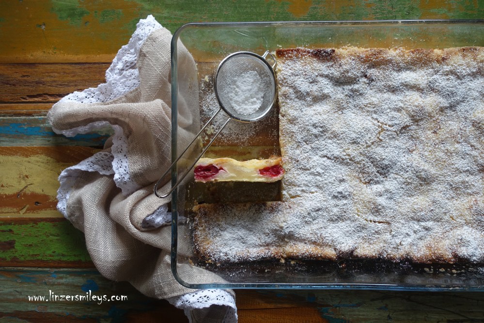 Topfenwunder, Quarkwunder, Schüttelkuchen, ungarisch inspiriert, wundersame Zubereitung, Backwunder, magisch, wundervoll backen, Magic Cake, Schichtkuchen, Miracle Cake, Wunder aus dem Backofen, mit Kirschen, fruchtig, topfig #linzersmileys