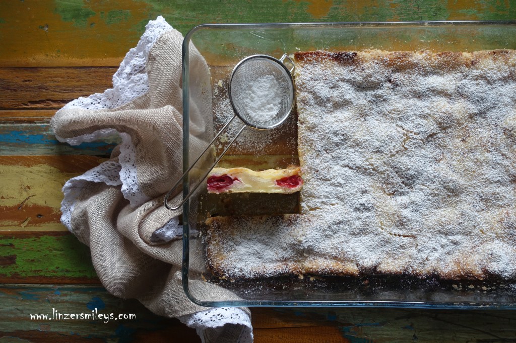 Topfenwunder, Quarkwunder, Schüttelkuchen, ungarisch inspiriert, wundersame Zubereitung, Backwunder, magisch, wundervoll backen, Magic Cake, Schichtkuchen, Miracle Cake, Wunder aus dem Backofen, mit Kirschen, fruchtig, topfig #linzersmileys