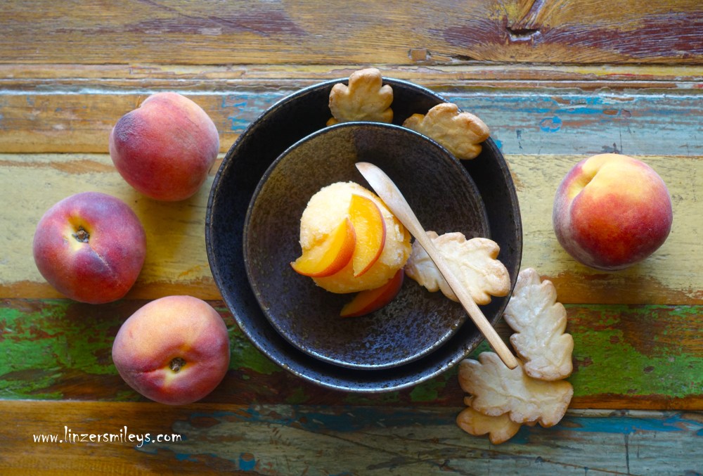 Pfirsich-Sorbet, Granita alla siciliana, sorbetto, DIY, homemade, selbst gemacht, ohne Eismaschine, kulinarische Abkühlung, Dessert zum Löffeln, Fruchtsorbet, vegan, erfrischend, köstlich, fruchtig, mit Pfirsichen oder Nektarinen, Sommer, sommerlich #linzersmileys