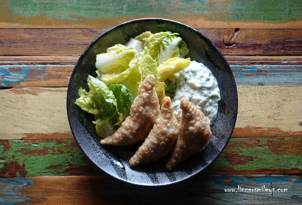 Sambusas, aus Somalia, afrikanisch kochen, somalisch, kulinarische Reise nach Afrika, Teigtaschen mit Füllung, frittiert, Samosas, Sambosas, mit Thunfisch, Kartoffeln, Karotten und Zwiebeln, mit Gemüse und Fisch, Fingerfood, Partyfood, Streetfood, Picknick im Grünen #linzersmileys