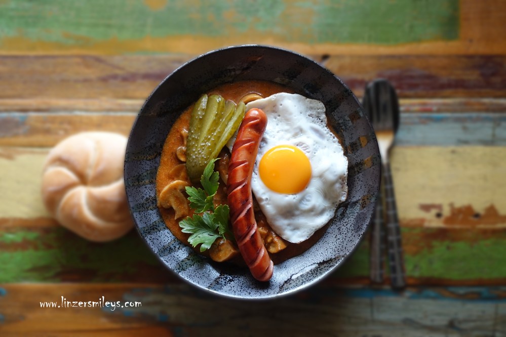 Fiaker-Gulasch, Schwammerlgulasch, Pilzgulasch, Champignons, Wien, Fiaker, Wiener Spezialität, mit Spiegelei, Würstchen und Essiggurke, Essiggurkerl, Rindsgulasch, Rezept von Daniela Terenzi #linzersmileys