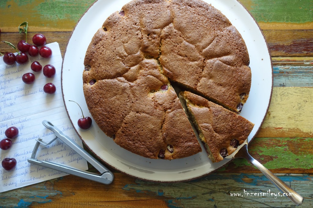 Backen wie früher, Omas Rezept, Weichselkuchen, Weichseln, Sauerkirschen, mit Haselnüssen und Kaffee, aus meiner Rezepte-Truhe, Familienrezept, amarene, süß-sauer, fruchtig, saisonal, Sommerkuchen, mit Röstaroma #linzersmileys