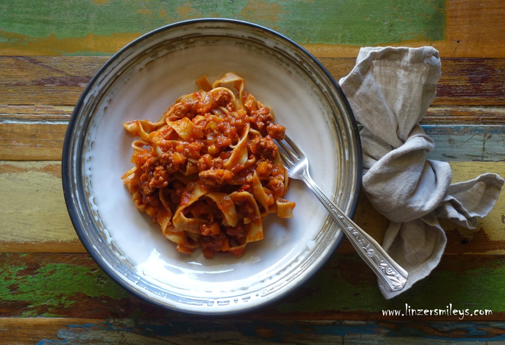 Pasta all'uovo bio, Nudeln mit Bio-Eiern, Dinkelnudeln mit Sugo di salsiccia, Pasta con condimento,, Bandnudeln aus Dinkelmehl, Dinkelvollkornmehl, farro, farina integrale, fettuccine, tagliatelle, hausgemacht, handgemacht, mit Liebe kochen #linzersmileys
