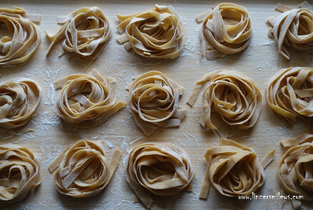 Pasta all'uovo bio, Nudeln mit Bio-Eiern, Dinkelnudeln, Bandnudeln aus Dinkelmehl, Dinkelvollkornmehl, farro, farina integrale, fettuccine, tagliatelle, hausgemacht, handgemacht, mit Liebe kochen #linzersmileys