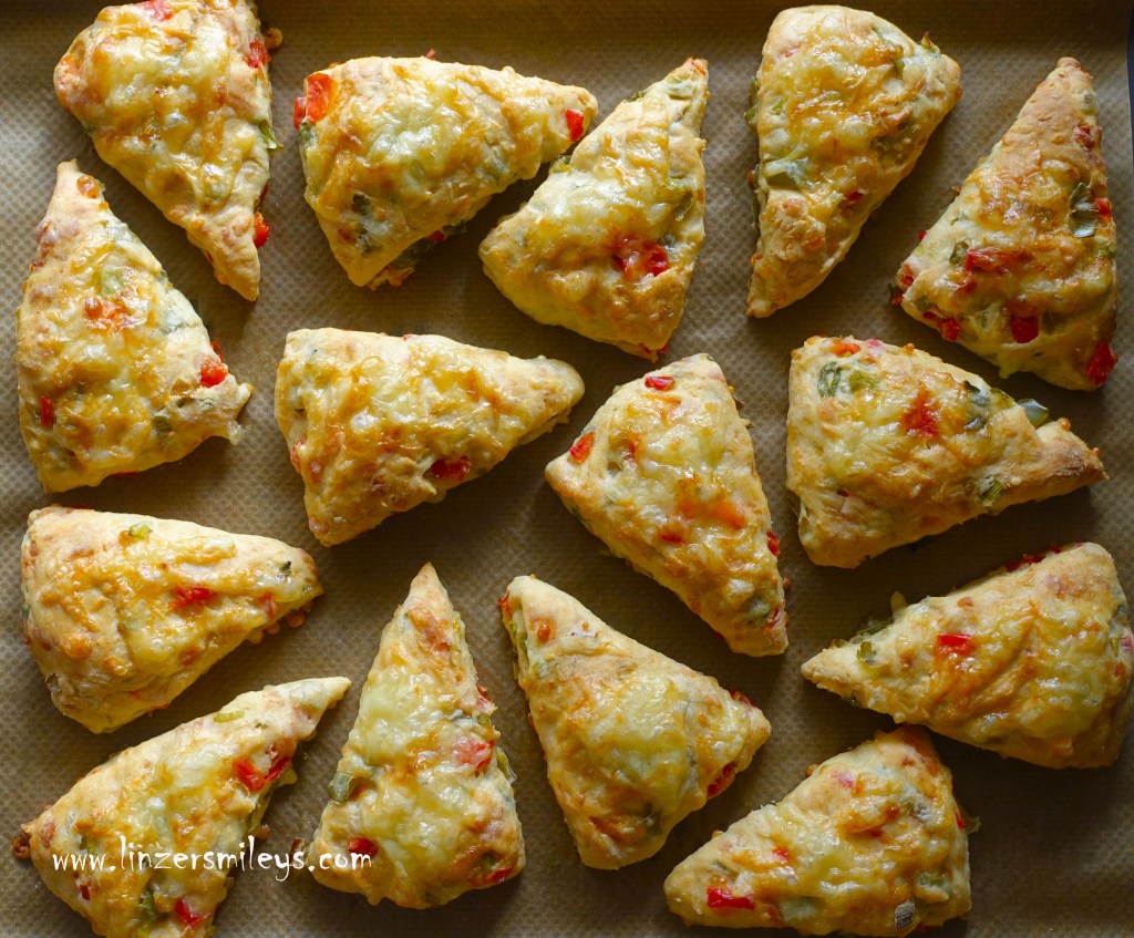 Scones with pepper, onion and cheese, very British, herzhaft, pikant, mit Paprika, Jungzwiebeln und Käse, backen auf die feine englische Art, Teegebäck #linzersmileys
