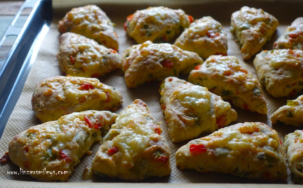 Scones with pepper, onion and cheese, very British, herzhaft, pikant, mit Paprika, Jungzwiebeln und Käse, backen auf die feine englische Art, Teegebäck #linzersmileys