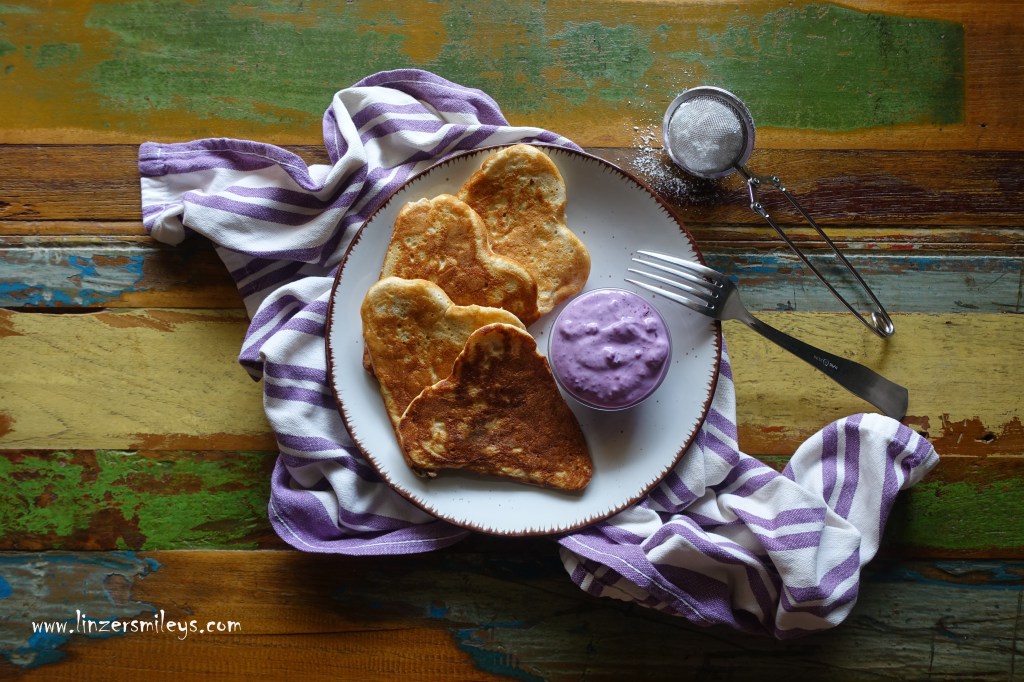Apfelkücherl mit Heidelbeercreme, Blaubeercreme, Apple Pancakes, Apfel-Pfannkuchen, Mini-Palatschinken, in Herzform, Herzerl, mit Äpfeln, backen wie früher, Frühstück, Pancake-Pfanne, kochen wie früher, kulinarische Zeitreise, wie bei Oma #linzersmileys