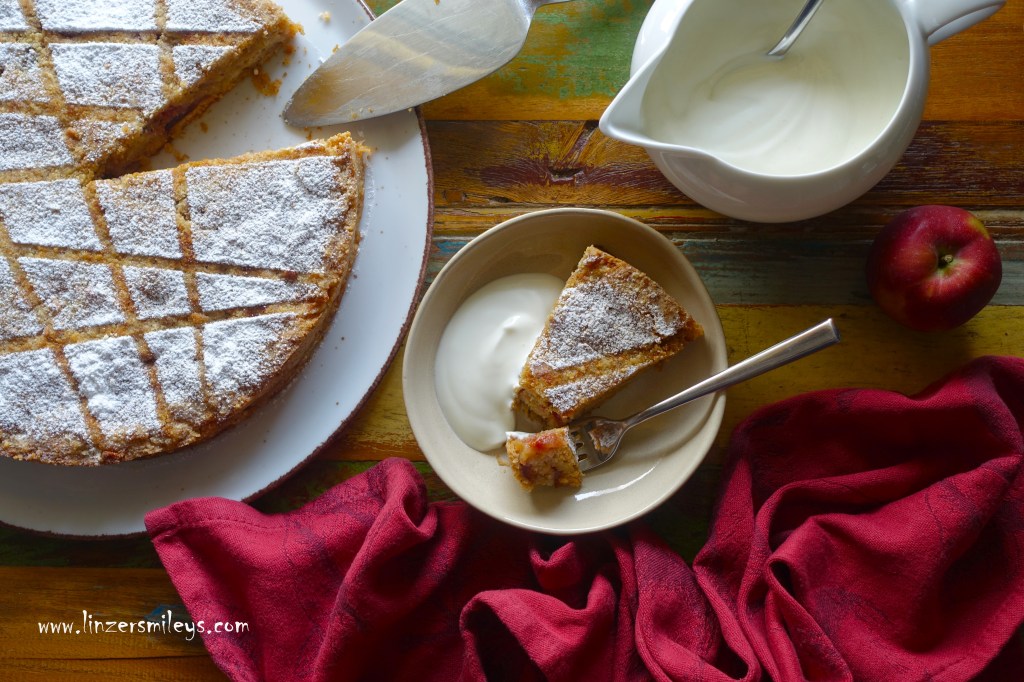 Schüttelkuchen, geschüttelt und nicht gerührt oder geknetet, Kuchen ohne Ei, mit Äpfeln und Haselnüssen, nussig, fruchtig, Zauberkuchen, zauberhaft, Shake my Cake, herbstlich backen, easy-peasy, einfach, simpel, backen im Herbst, mit Topfen, Quark, Topfenkaltschale #linzersmileys