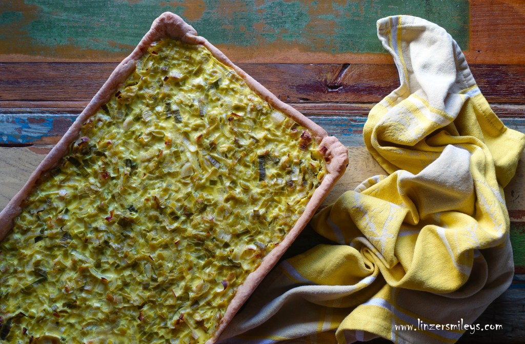 Lauchkuchen in Currygelb, Zwiebelkuchen, herzhaft, pikant, salziger Kuchen, torta salata, mit Hefeteig und Curry-Guss, Germteig-Boden, Pizzateig, mit Rahm, saure Sahne, Quiche, Currypulver, herbstliches Gelb, backen, österreichisch, Porree, porro, Zwiebelgemüse, gesund und lecker, Rezept von Daniela Terenzi #linzersmileys