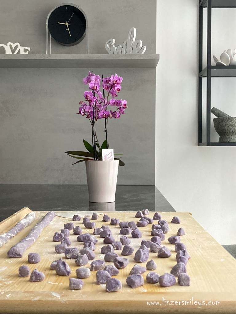Gnocchi di patate, Kartoffelnocken auf italienische Art, mit lila Kartoffeln, violett, Erdäpfel, alte Sorte, Rarität, aus Niederösterreich, Rezepte, die verblüffen, mit Wow-Effekt, Kochinspiration, bunt, Farbe auf dem Teller #linzersmileys
