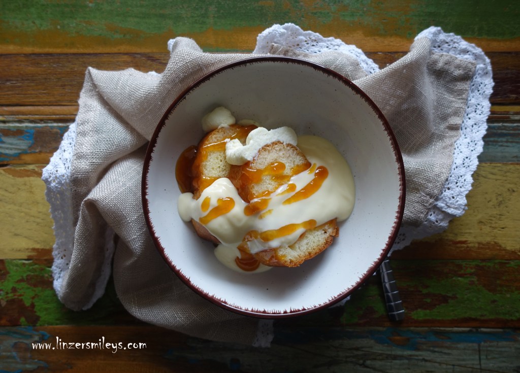 Babà au rhum, Babà al rum, getränkter Hefeteigkuchen mit Zuckersirup und Rum, Germteig, Savarin, italienisch backen, Napoli, Neapel, süditalienische Spezialität, getränkter Kuchen, saftig, locker, hält sich lange frisch, mit Vanillesoße, crema pasticcera, neapolitanisch #linzersmileys