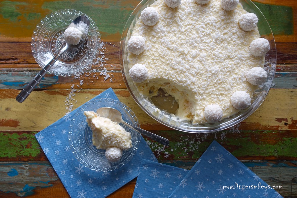 Winter-Trifle, englisches Schichtdessert, Süßes zum Löffeln, Kuchenreste verwerten, Resteverwertung, nachhaltig, Partyrezept, mit Kokos und weißer Schokolade, Raffaello, Konfektkugeln, White Trifle, Frau Holle, märchenhaft lecker, Rezept von Daniela Terenzi #linzersmileys