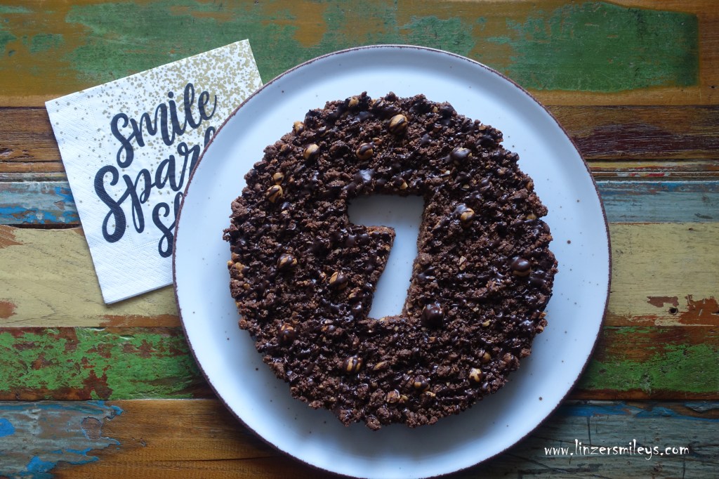 Sbrisolona, Fregolotta, Rosegota, Krümelkuchen aus Italien, dem Veneto, italienisch backen, Riesenkeks zum Teilen, Cookie in XL, Bröselteig, easyBaking, im 7. Kuchenhimmel, einfach und schnell, mit Haselnüssen aus dem Piemont, Kakao, Schokolade, noccioline del Piemonte, Sbrisolona al cacao, Rezept von Daniela Terenzi zum Bloggeburtstag von #linzersmileys