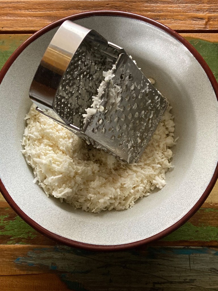 Karfiol, Blumenkohl, reiben, grob, raffeln, für Karfiol-Bolognese, Blumenkohl-Bolognese, vegan, vegetarisch, Soße, Sauce für Pasta und Pizza #linzersmileys