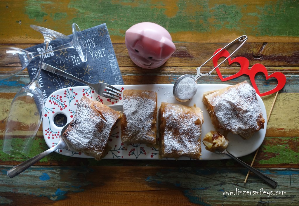 #Veganuary2023 Wiener Apfelstrudel aus gezogenem Teig, Ziehteig, Strudelteig, gezogener Dinkelteig, mit Apfelfülle, vegan, vegetarisch, leicht zu veganisieren, Silvester in Wien, Prosit Neujahr 2023! #linzersmileys