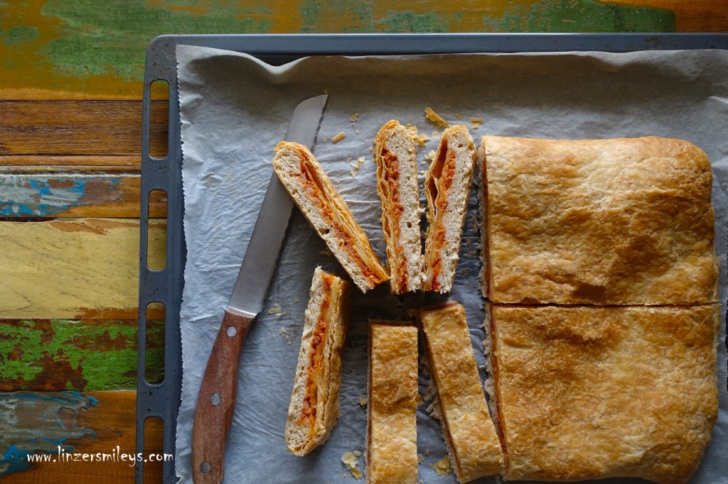 Pizza parigina mit Karfiol-Bolognese, Blumenkohl-Bolognese, vegetarisch, condimento per la pasta con cavolfiore, vegetariano, Pizza napoletana, con pasta sfoglia, Pizza mit Blätterteigdecke und Hefeteig, Pizza per la regina, für die Königin, aus Neapel, specialità napoletana, di Napoli, ricetta nuova, Neuinterpretation von Daniela Terenzi #linzersmileys