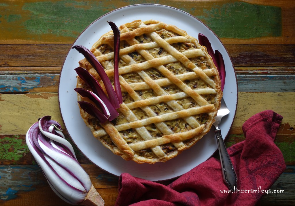 Torta salata con radicchio e ricotta, pasta sfoglia, Blätterteig, Gitterkuchen, pikant, Radicchio trevigiano, Radicchio aus Treviso, winterliches Blattgemüse aus Venetien, Veneto, mit feiner Bitternote, leicht bitter, Reisemitbringsel, italienisch kochen #linzersmileys