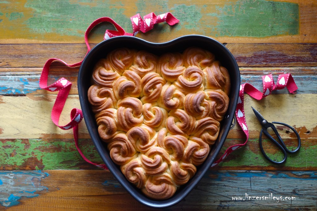 Brioche Bouclettes in Herzform, Lockenbrioche, Löckchen, verlockend köstlich, Rosenbrioche, mit Liebe backen, Herz, Hefeteigröschen, Rosen, Backkunst, Valentinstag, Valentine's Day, San Valentino, pan dolce, französisch backen, Kunstwerk aus dem Backofen, von Daniela Terenzi #linzersmileys