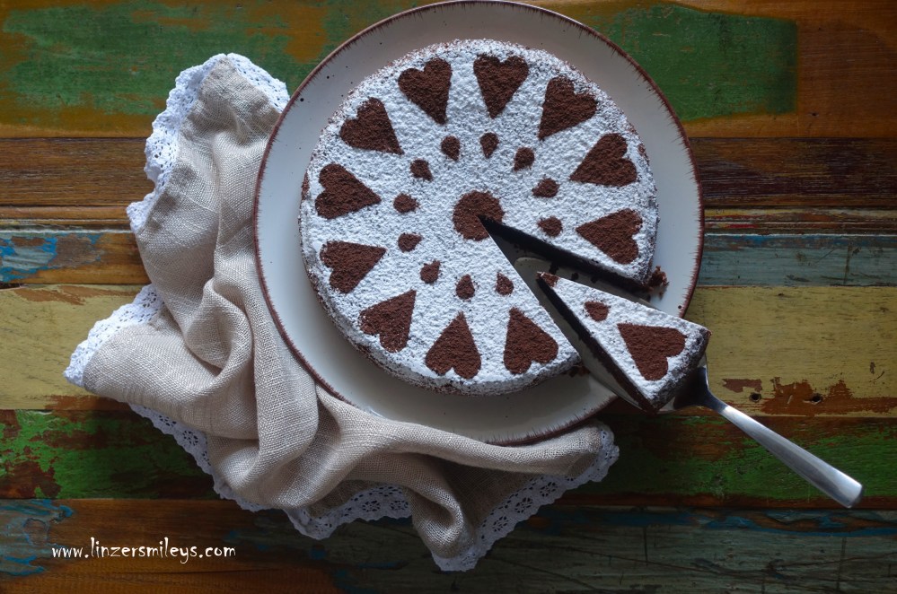 Torta caprese, Schokokuchen aus Capri, ohne Mehl, glutenfrei, vegetarisch, Kamehl-Kuchen, saftig, schokoladig, nussig, backen mit Herz, Valentinstag, Deko mit Schablone, Herzdeko, mit Staubzucker und Kakao, Daniela Terenzi #linzersmileys