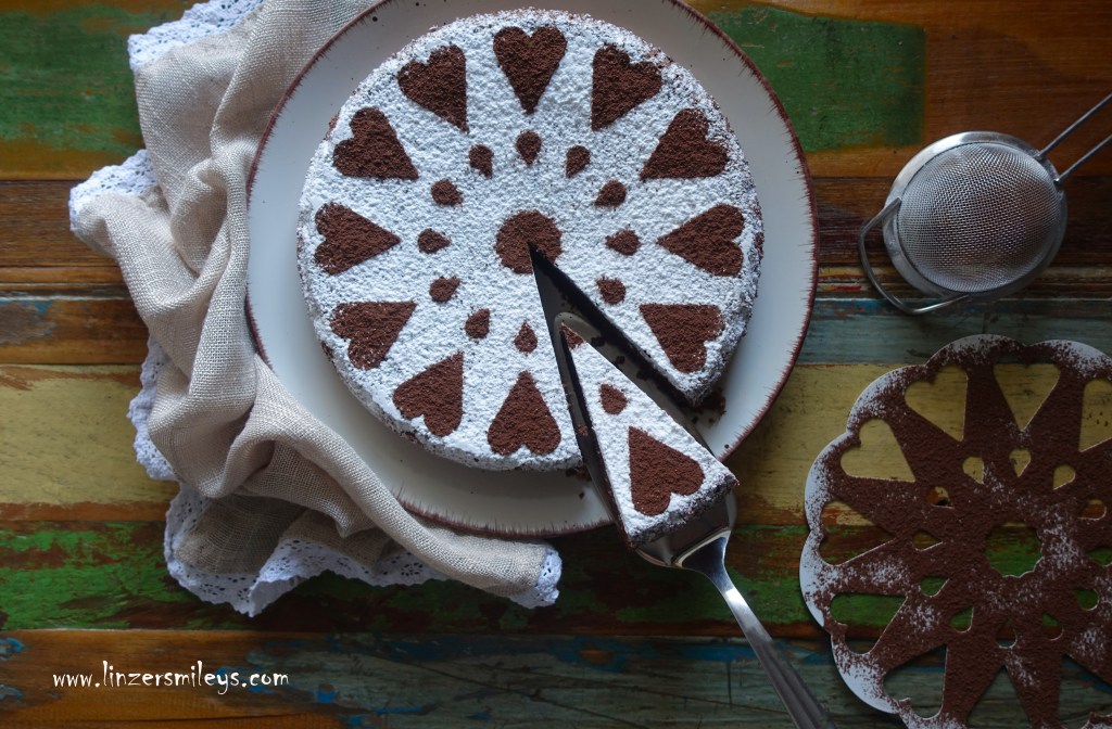 Torta caprese, Schokokuchen aus Capri, ohne Mehl, glutenfrei, vegetarisch, Kamehl-Kuchen, saftig, schokoladig, nussig, backen mit Herz, Valentinstag, Deko mit Schablone, Herzdeko, mit Staubzucker und Kakao, Daniela Terenzi #linzersmileys