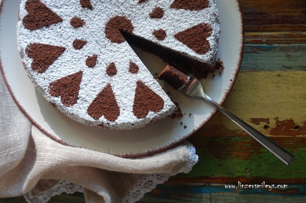 Torta caprese, Schokokuchen aus Capri, ohne Mehl, glutenfrei, vegetarisch, Kamehl-Kuchen, saftig, schokoladig, nussig, backen mit Herz, Valentinstag, Deko mit Schablone, Herzdeko, mit Staubzucker und Kakao, Daniela Terenzi #linzersmileys