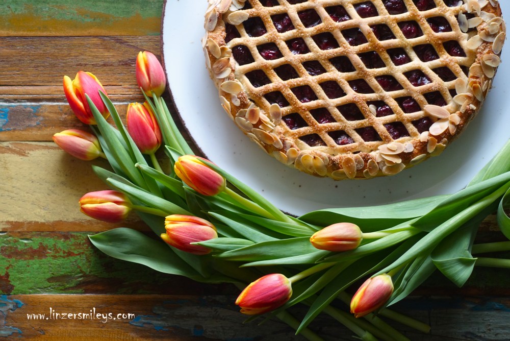 Vlaai, mit Weichseln, Sauerkirschen, niederländisch, holländisch, Hefeteigkuchen, Gitterkuchen, locker und leicht, nicht zu üppig, gefüllt, Limburgse Vlaai, nicht zu süß, fruchtig, fein säuerlich, Spezialität aus Limburg, backen für den Valentinstag, Gitterstanze, Rezeptidee von Daniela Terenzi #linzersmileys