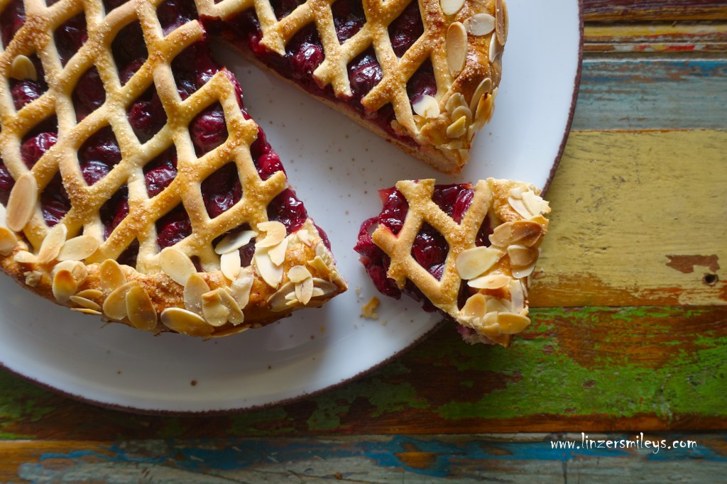 Vlaai, Limburger Pie, Limburgse Vlaai, Gitterkuchen aus den Niederlanden, Sauerkirschen, Weichseln, Schattenmorellen, Hefeteig, Germteig, Gitterkuchen, Obstkuchen, fruchtig, säuerlich, holländisch, niederländisch, mit Mandeln, Amaretto, non è una crostata, Kuchen mit Kompott, Gitterstanze, Rezept von Daniela Terenzi #linzersmileys