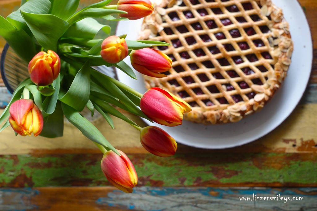 Vlaai, Limburger Pie, Limburgse Vlaai, Gitterkuchen aus den Niederlanden, Sauerkirschen, Weichseln, Schattenmorellen, Hefeteig, Germteig, Gitterkuchen, Obstkuchen, fruchtig, säuerlich, holländisch, niederländisch, mit Mandeln, Amaretto, non è una crostata, Kuchen mit Kompott, Gitterstanze, Rezept von Daniela Terenzi #linzersmileys