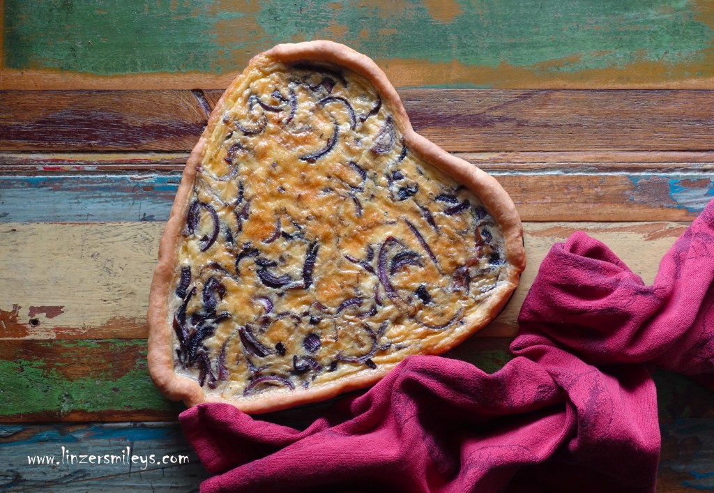 Zwiebelherz, Zwiebel-Tarte, Zwiebel-Quiche in Herzform, backen für den Valentinstag, mit Liebe backen, mit roten Zwiebeln, pikant, herzhaft, torta salata con cipolle rosse, red onions, Rezept von Daniela Terenzi #linzersmileys