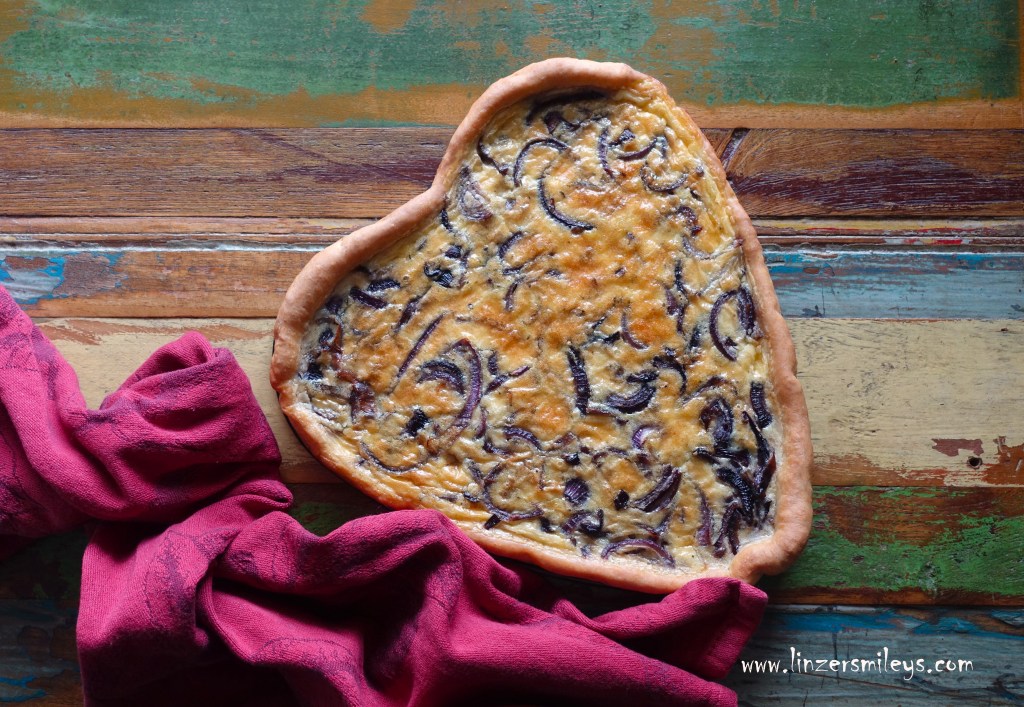 Zwiebelherz, Zwiebel-Tarte, Zwiebel-Quiche in Herzform, backen für den Valentinstag, mit Liebe backen, mit roten Zwiebeln, pikant, herzhaft, torta salata con cipolle rosse, red onions, Rezept von Daniela Terenzi #linzersmileys