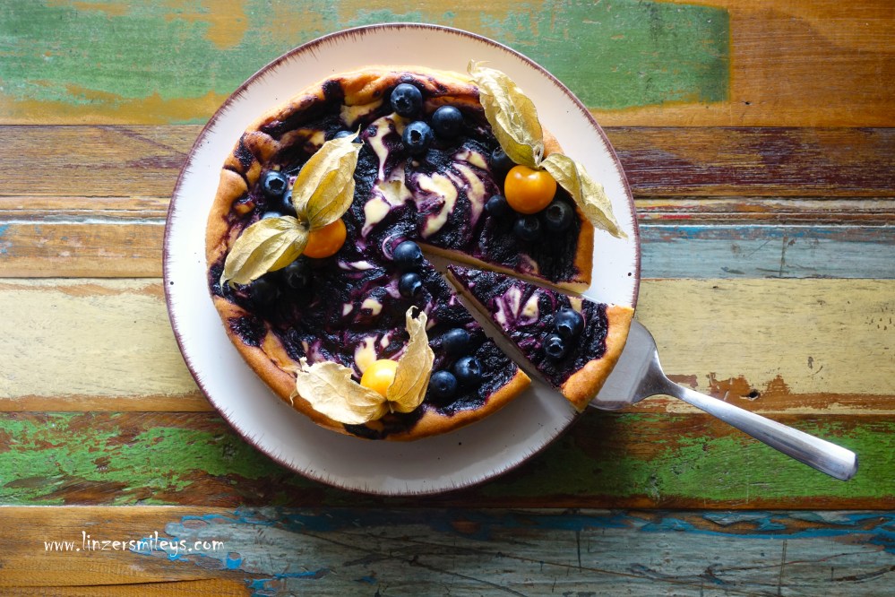 Crustless Blueberry Cheesecake, fruchtig, beerig, cremig, gebackener Frischkäsekuchen ohne Boden, bodenlos, mit Heidelbeeren, Blaubeeren, Blueberry Topping, Blueberry Sauce, Swirl, Wirbel, Topfen-Mascarpone-Torte, mit Quark, vegetarisch, Rezept von Daniela Terenzi #linzersmileys