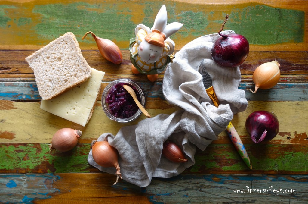 Des Osterhasen Zwiebelliebe, Zwiebelfisch, Daniela Terenzis Foodblog #linzersmileys Köstliches aus und mit Zwiebeln, Eierfärben mit Zwiebelschalen, kreative Resteverwertung, nachhaltig, Ostern, Gourmethase, DIY Zwiebelmarmelade, Red Onion Jam, Käsetoast, Ketchup-Ersatz, Wachteleier