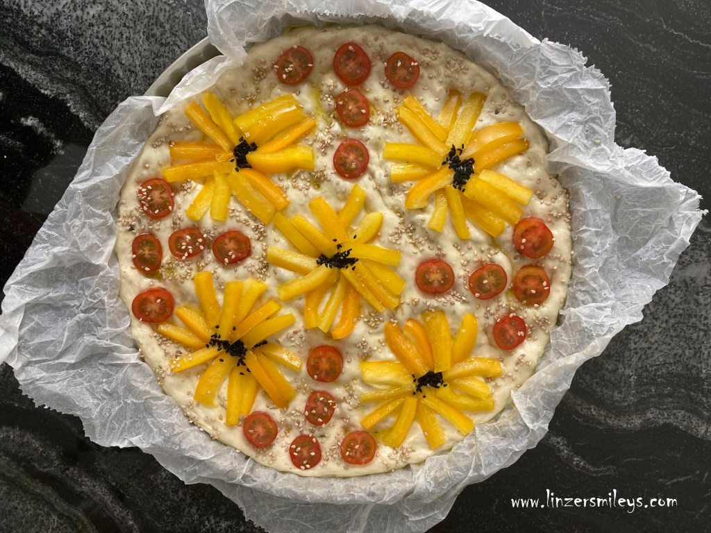 Frühlings-Focaccia, Blumen-Focaccia, floral, blumig, floreale, Garden Art, Flowers, mit Gemüse kunstvoll dekorieren, Foodtrend, köstlich und ansprechend, fluffiges Brot, DIY, Daniela Terenzi #linzersmileys