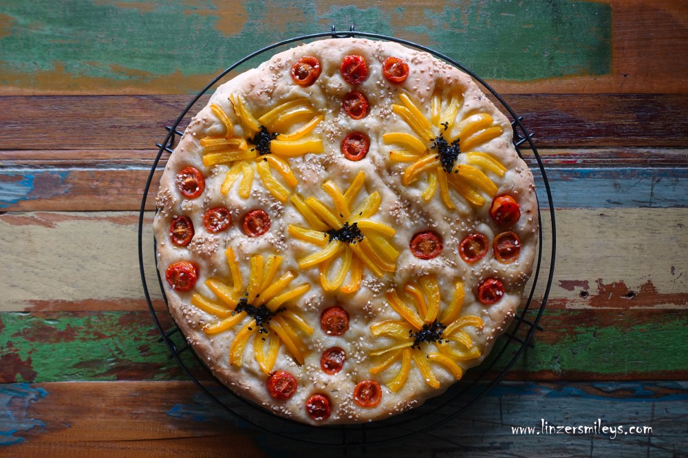 Frühlings-Focaccia, Blumen-Focaccia, floral, blumig, floreale, Garden Art, Flowers, mit Gemüse kunstvoll dekorieren, Foodtrend, köstlich und ansprechend, fluffiges Brot, DIY, Daniela Terenzi #linzersmileys
