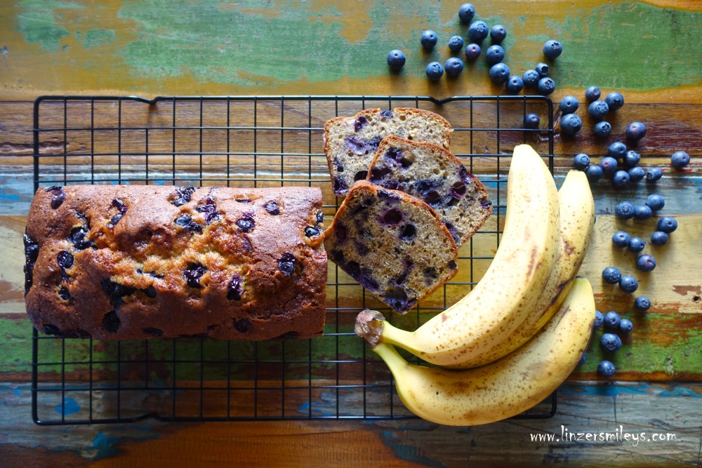 Blueberry Banana Bread, Bananenbrot, with blueberries, essreife Bananen, überreif, Heidelbeeren, Blaubeeren, ein Zeichen gegen Lebensmittelverschwendung, besser verwenden statt verschwenden, Rette mich Box, Lidl, Resteverwertung, nachhaltig, wertvolle Ressourcen schonen, gut für die Umwelt, too good to go, Daniela Terenzi #linzersmileys