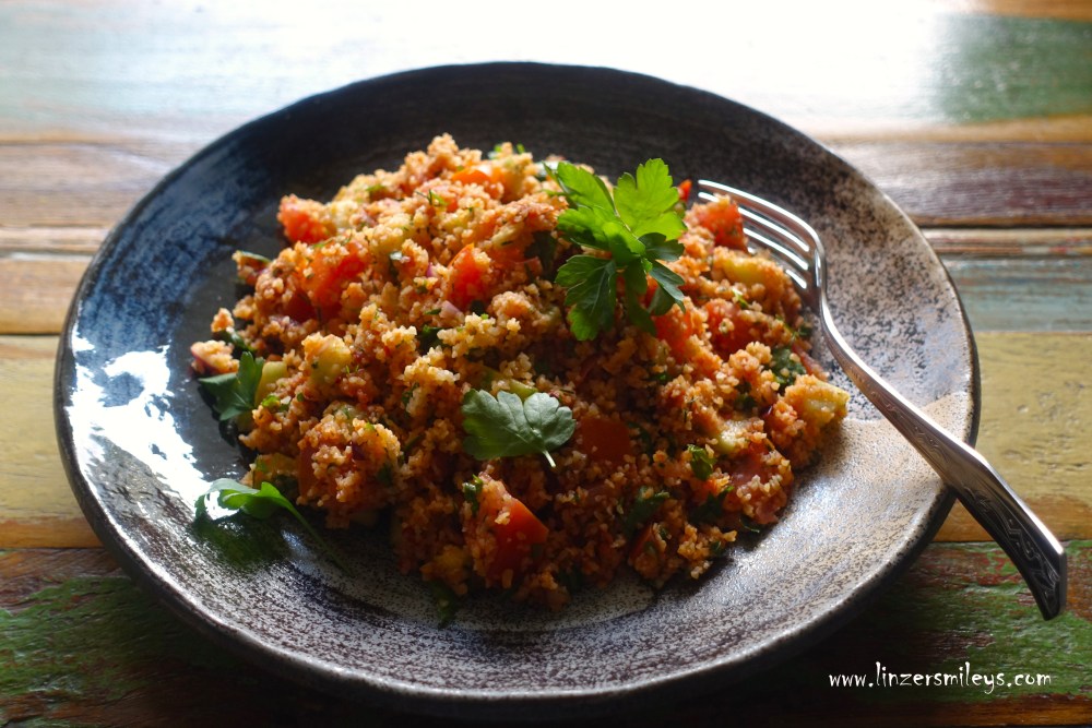 Kısır, Kisir, türkischer Bulgursalat, mit feinem Bulgur, Weizengrütze, türkisch kochen, mit Gemüse aus der "Rette mich Box", Lidl, gegen Lebensmittelverschwendung, Resteverwertung, nachhaltig, vegan, vegetarisch, perfekt fürs Picknick, Lunch to go, Nur das Beste aus Resten, Sommersalat, orientalisch, mit Kräutern #linzersmileys