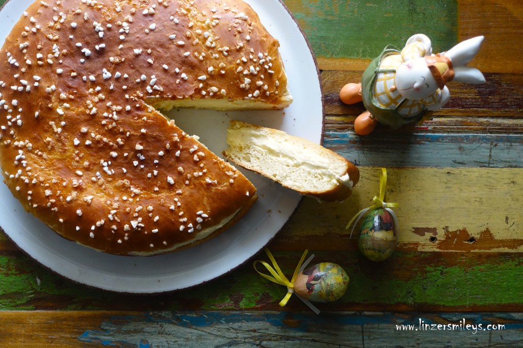 Tarte tropézienne, Saint Tropez, Hefeteig mit Vanillecreme-Füllung, Pudding, Buttercreme, fluffig, superköstlich, unwiderstehlich, verführerisch, Germteig, gefüllt, französisch backen, Brioche, Côte d’Azur, Brigitte Bardot, Und immer lockt das Weib, Und immer lockt der Kuchen ... den Osterhasen aus seinem Versteck, backen, Südfrankreich, Rezept von Daniela Terenzi #linzersmileys