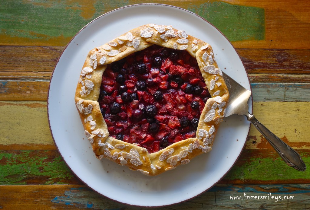 Galette mit frischen Beeren, Erdbeeren, Heidelbeeren, galette aux fraises et myrtilles, Blaubeeren, blueberries, strawberries, französisch backen, easy-peasy, ohne Backform, schnell und einfach, vegetarisch, wenig Zucker, nicht so süß, fein-buttrig, Mürbteig, mürbe, Rezept von Daniela Terenzi #linzersmileys