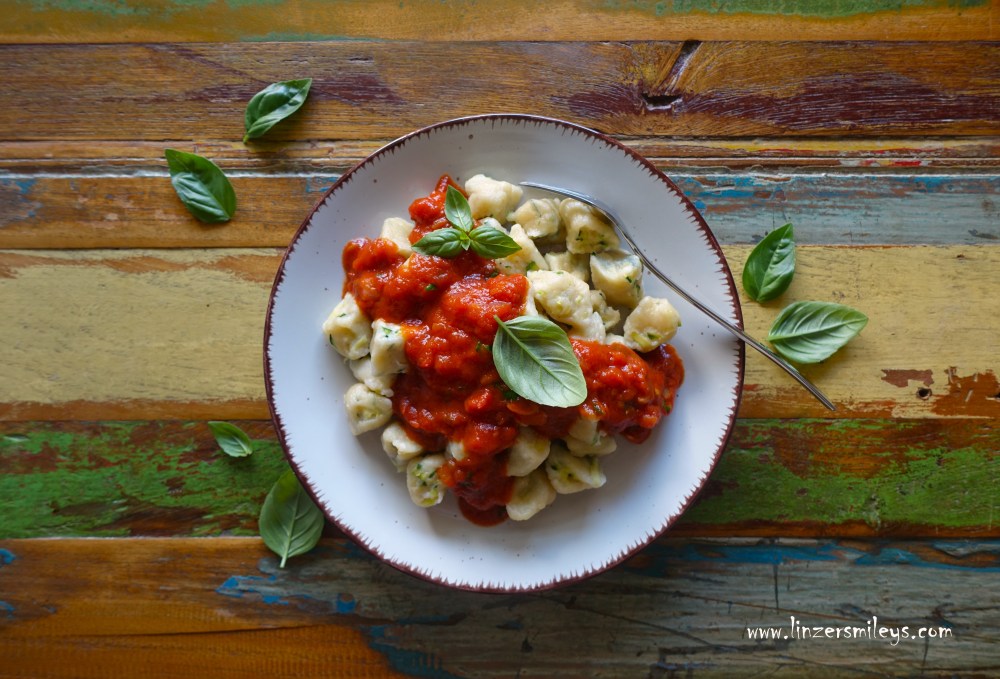 Gnocchi di ricotta e zucchine, Topfen-Gnocchi mit geraspelten Zucchini, Quark-Gnocchi, italienisch inspiriert, Topfen statt Ricotta, italienisch Sommer-Küche, vegetarisch, Gemüse, kochen an heißen Tagen, Tomatensoße mit Basilikum, Tomaten, Paradeiser, sugo sprint, sugo al pomodoro fresco, Paradeissoße auf Italienisch, Sauce, Daniela Terenzi #linzersmileys