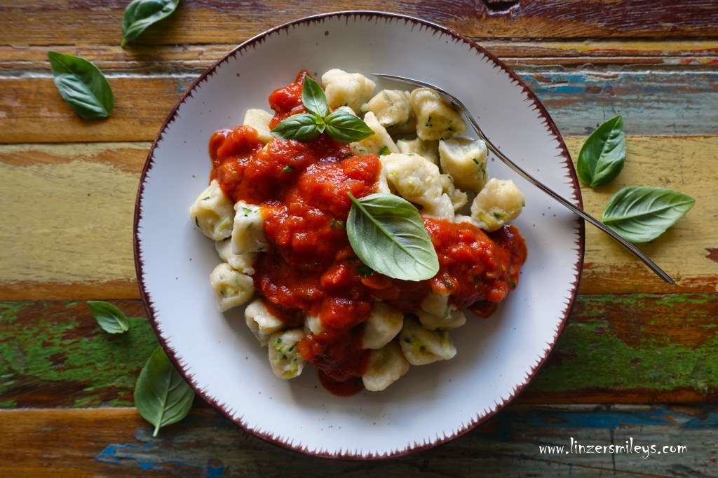 Gnocchi di ricotta e zucchine, Topfen-Gnocchi mit geraspelten Zucchini, Quark-Gnocchi, italienisch inspiriert, Topfen statt Ricotta, italienisch Sommer-Küche, vegetarisch, Gemüse, kochen an heißen Tagen, Tomatensoße mit Basilikum, Tomaten, Paradeiser, sugo sprint, sugo al pomodoro fresco, Paradeissoße auf Italienisch, Sauce, Daniela Terenzi #linzersmileys