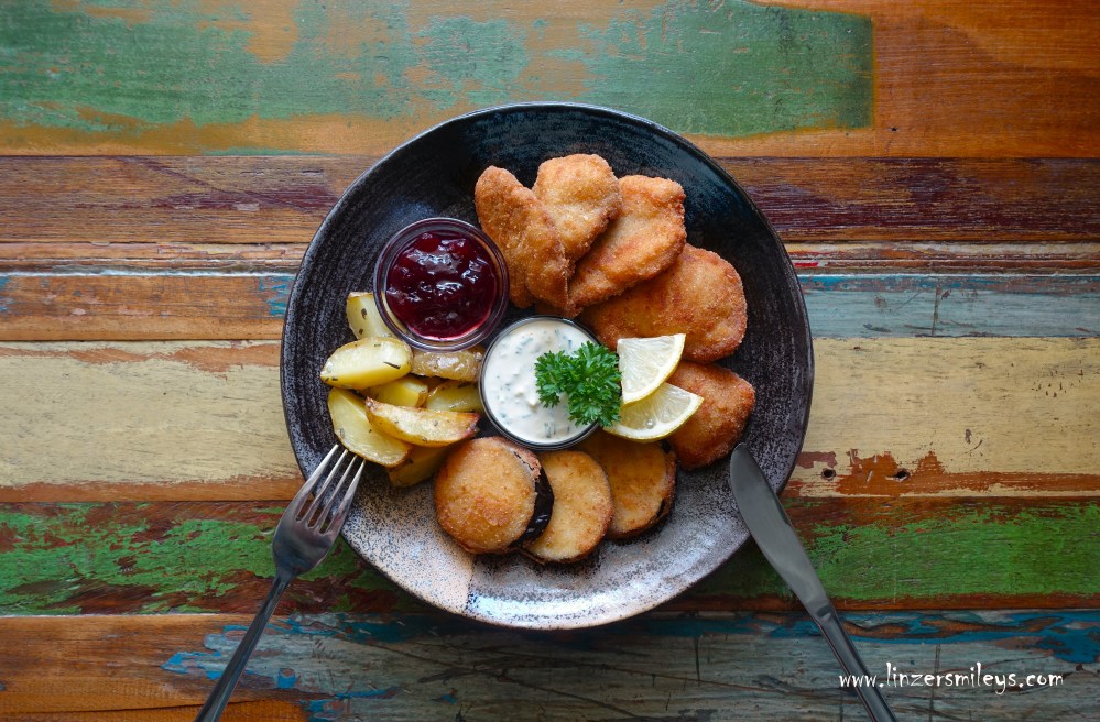 Auf Schnitzeljagd, zweierlei Schnitzel nach Wiener Art, kaiserlich köstlich schmausen, Dukatenschnitzel, goldgelb, Schweinefilet, Schweinslungenbraten, Kaiser Franz Josephs Leibspeise, Melanzanischnitzel, Auberginenschnitzel, vegetarisch, Panade, Panier, in Öl gebacken, österreichisch, Hausmannskost, Sonntagsessen, mit Remouladensoße, Preiselbeeren, Daniela Terenzi #linzersmileys
