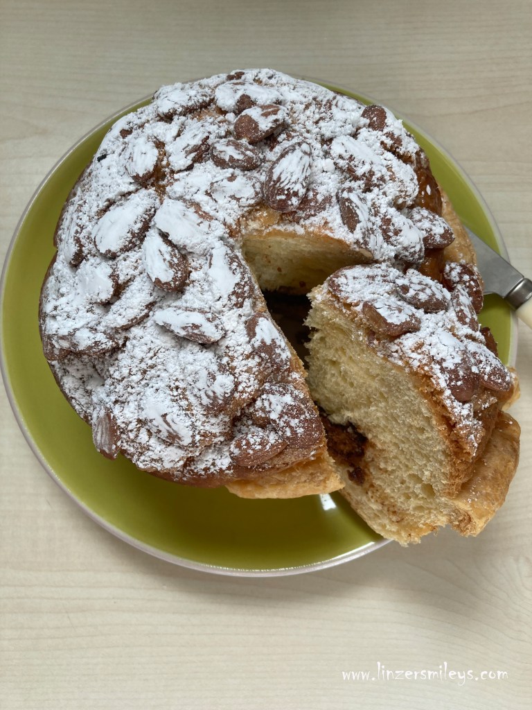 Craquelin de Vence, de Vienne, Brioche, superfluffig, Spezialität, Provence, Hefeteig, Germteig, colazione alla francese, mit Blätterteigboden und Mandelkruste, französisch backen, Frühstück auf Französisch, Côte d’Azur, Rezept von Daniela Terenzi #linzersmileys