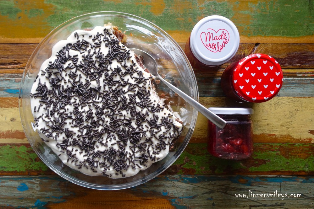 Schichtdessert mit Fromage blanc & Zwetschkenmus, dolce a strati, Trifle, Schicht für Schicht ein Gedicht, Dessert zum Löffeln, mit Kuchenresten, Obst, Röster, Zwetschkenröster, Pflaumen, Zwetschken, Zwetschgen, Frischkäse, Topfen, Quark, Rezept von Daniela Terenzi #linzersmileys