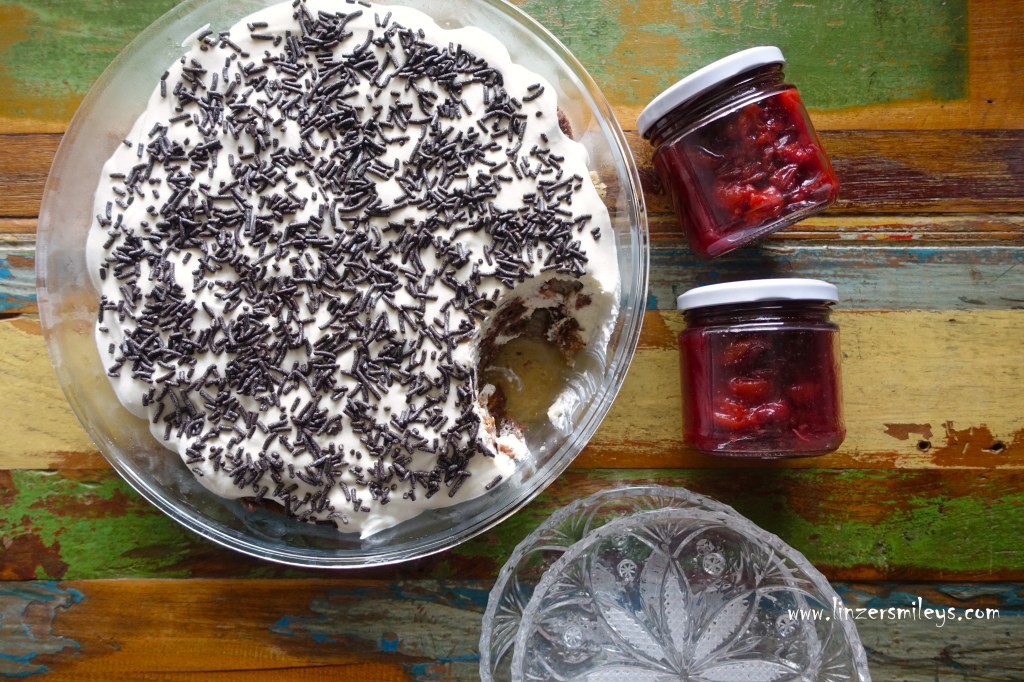 Schichtdessert mit Fromage blanc & Zwetschkenmus, dolce a strati, Trifle, Schicht für Schicht ein Gedicht, Dessert zum Löffeln, mit Kuchenresten, Obst, Röster, Zwetschkenröster, Pflaumen, Zwetschken, Zwetschgen, Frischkäse, Topfen, Quark, Rezept von Daniela Terenzi #linzersmileys