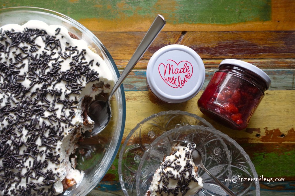 Schichtdessert mit Fromage blanc & Zwetschkenmus, dolce a strati, Trifle, Schicht für Schicht ein Gedicht, Dessert zum Löffeln, mit Kuchenresten, Obst, Röster, Zwetschkenröster, Pflaumen, Zwetschken, Zwetschgen, Frischkäse, Topfen, Quark, Rezept von Daniela Terenzi #linzersmileys