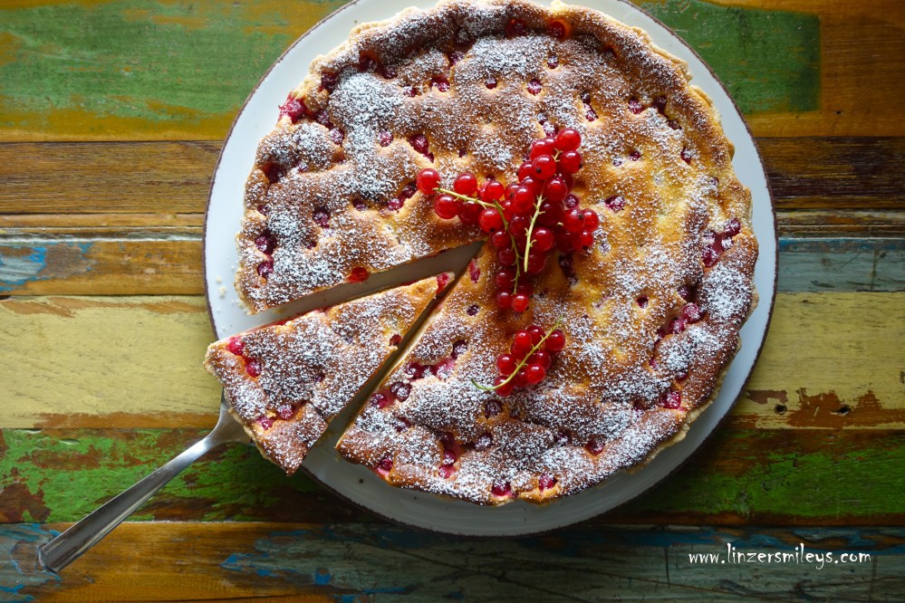 Tarte au fromage blanc et aux groseilles, Topfentarte mit Ribiseln, Quarktarte, Käsekuchen mit roten Johannisbeeren, con ribes, französisch backen, vegetarisch, mit Mürbteig ohne Ei, Pâte brisée, backen ohne Küchenmaschine, Teig von Hand kneten, Daniela Terenzi #linzersmileys