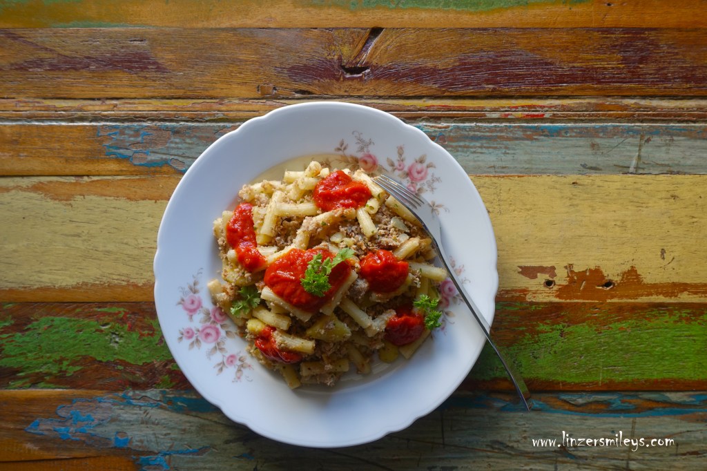 Grenadiermarsch, Fleckerlspeise, Hascheenudeln, Wurstnudeln, Resteverwertung, Wurstabfall, Fleischreste, Resteküche, nachhaltig, Hausmannskost, Aus Resten nur das Beste! besser verwenden als verschwenden, Arme-Leute-Essen, Foodblog von Daniela Terenzi #linzersmileys