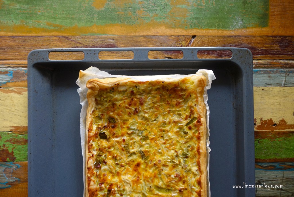 Quiche, Tarte, Blätterteigkuchen mit Zwiebeln, Lauch und Speck, Tarte aux oignons, poireau et speck, lardons, französisch backen, pikante Kuchen, herzhaft, Resteküche, nachhaltig, Rezept von Daniela Terenzi #linzersmileys