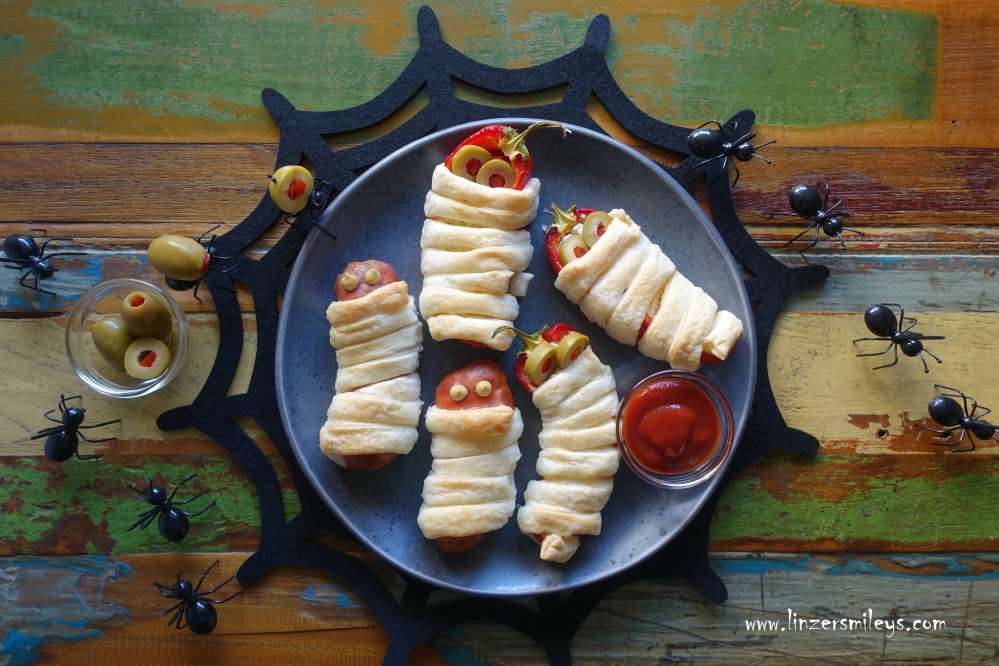 Zweierlei Mumien, Knacker, mit Frischkäse gefüllte Paprika, im Blätterteigmantel, eingewickelt, schief gewickelt, gruselig backen für Halloween, Grusel-Rezepte, sympathisch, Partygerichte, für Kinder, vegetarisch, mit Fleisch, Brühwurst, Salzburger, Daniela Terenzi #linzersmileys