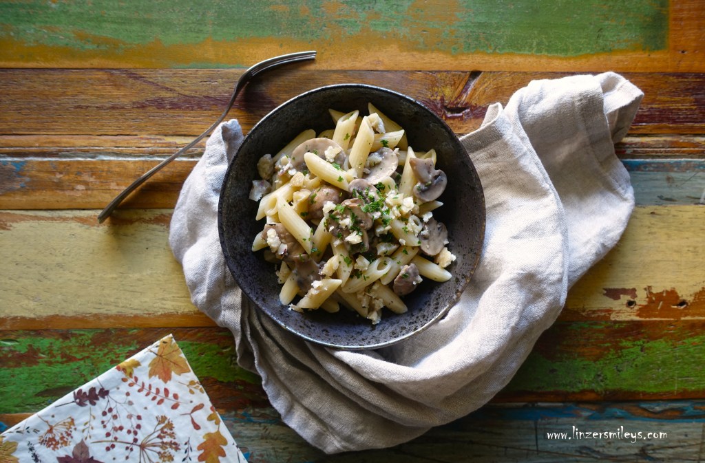 Pasta mit Maronencreme, Champignons und Speck, Maronicreme, Penne con crema alle castagne, funghi e speck, herbstlich, Edelkastanien, Maronen, Maroni, italienisch inspiriert, kochen für Gäste, gästetauglich, Herbst, herbstliche Zutaten, Rezept von Daniela Terenzi #linzersmileys